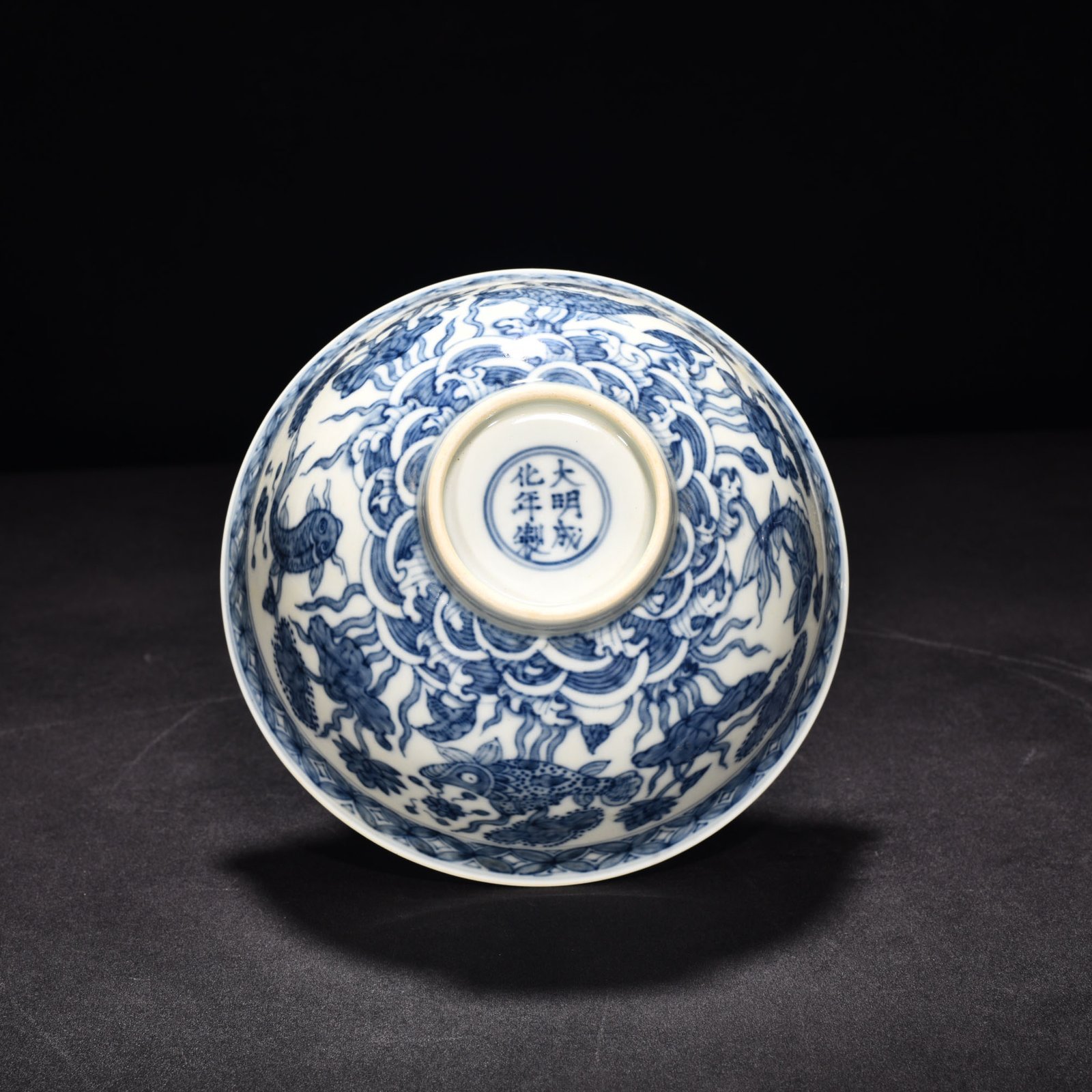 Ming Dynasty Chenghua blue and white fish and algae palace bowl