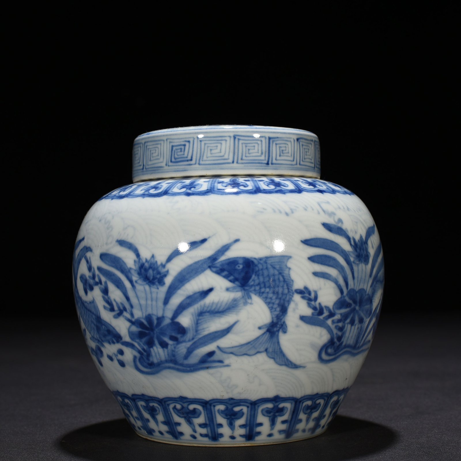 Ming Dynasty Chenghua blue and white fish and algae lid jar