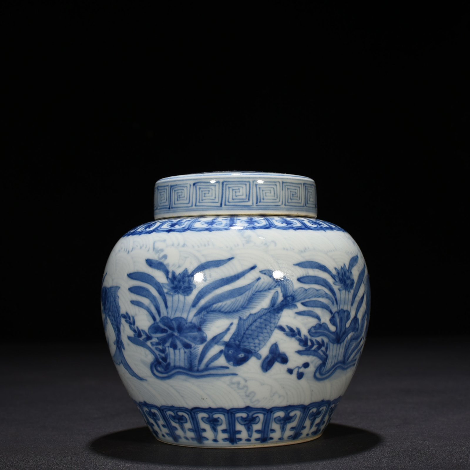 Ming Dynasty Chenghua blue and white fish and algae lid jar