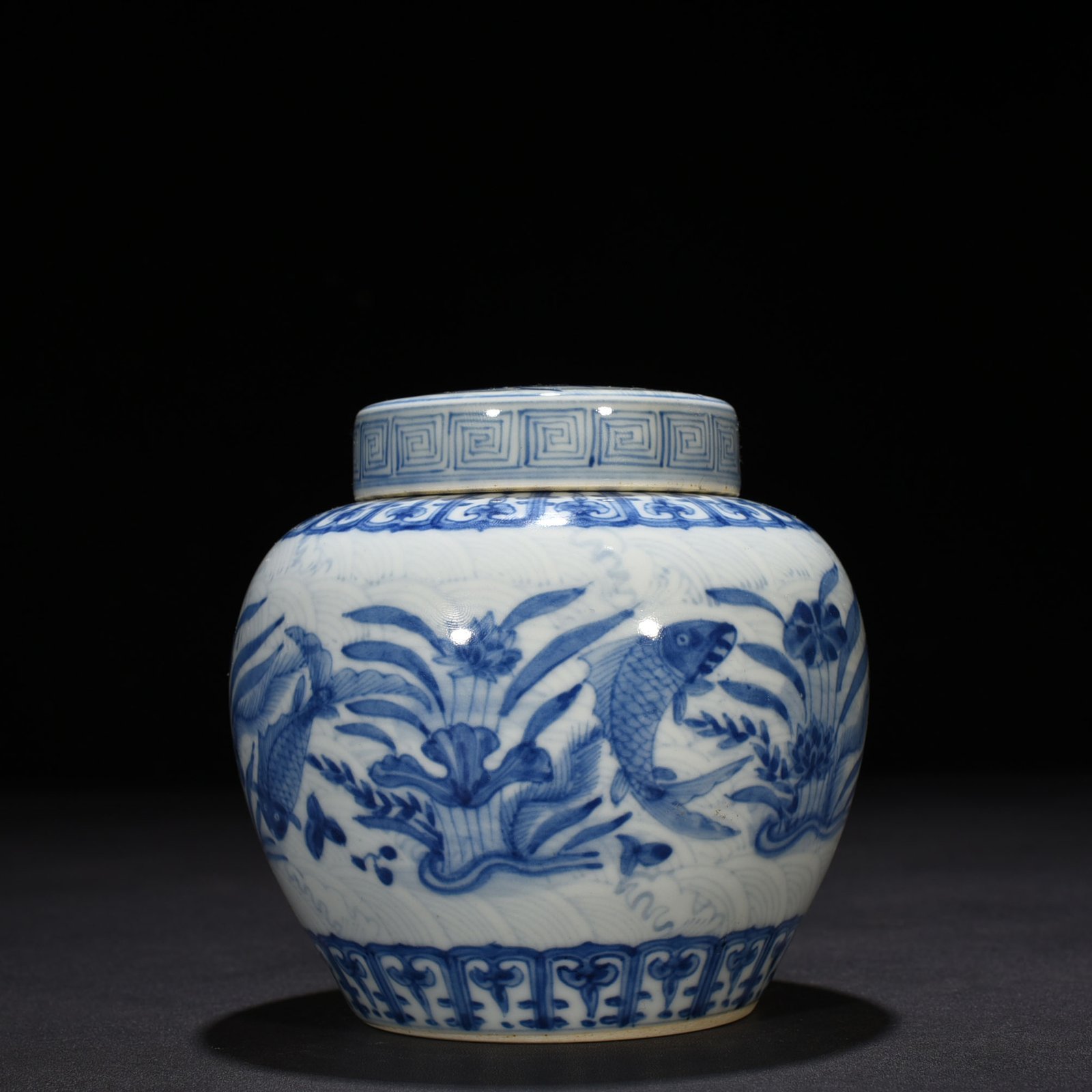 Ming Dynasty Chenghua blue and white fish and algae lid jar
