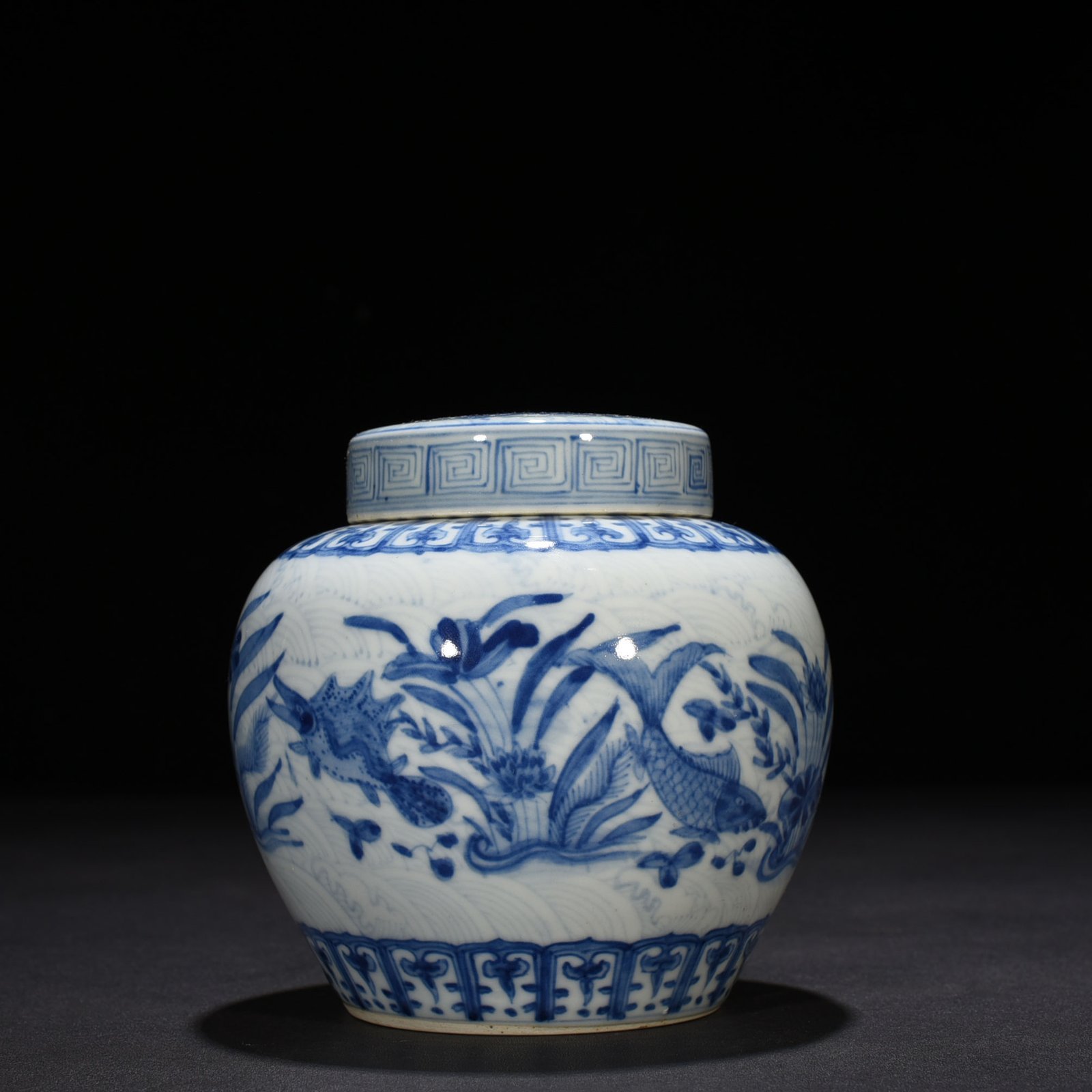 Ming Dynasty Chenghua blue and white fish and algae lid jar