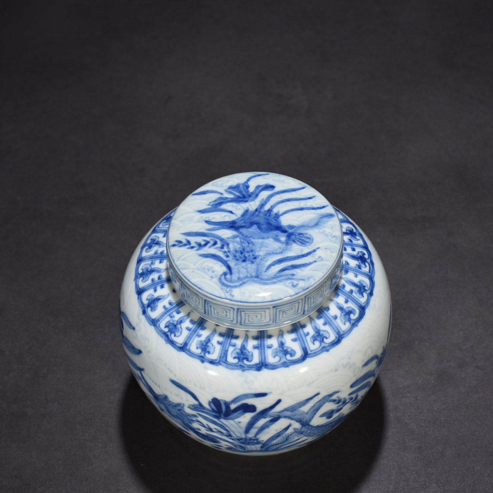 Ming Dynasty Chenghua blue and white fish and algae lid jar