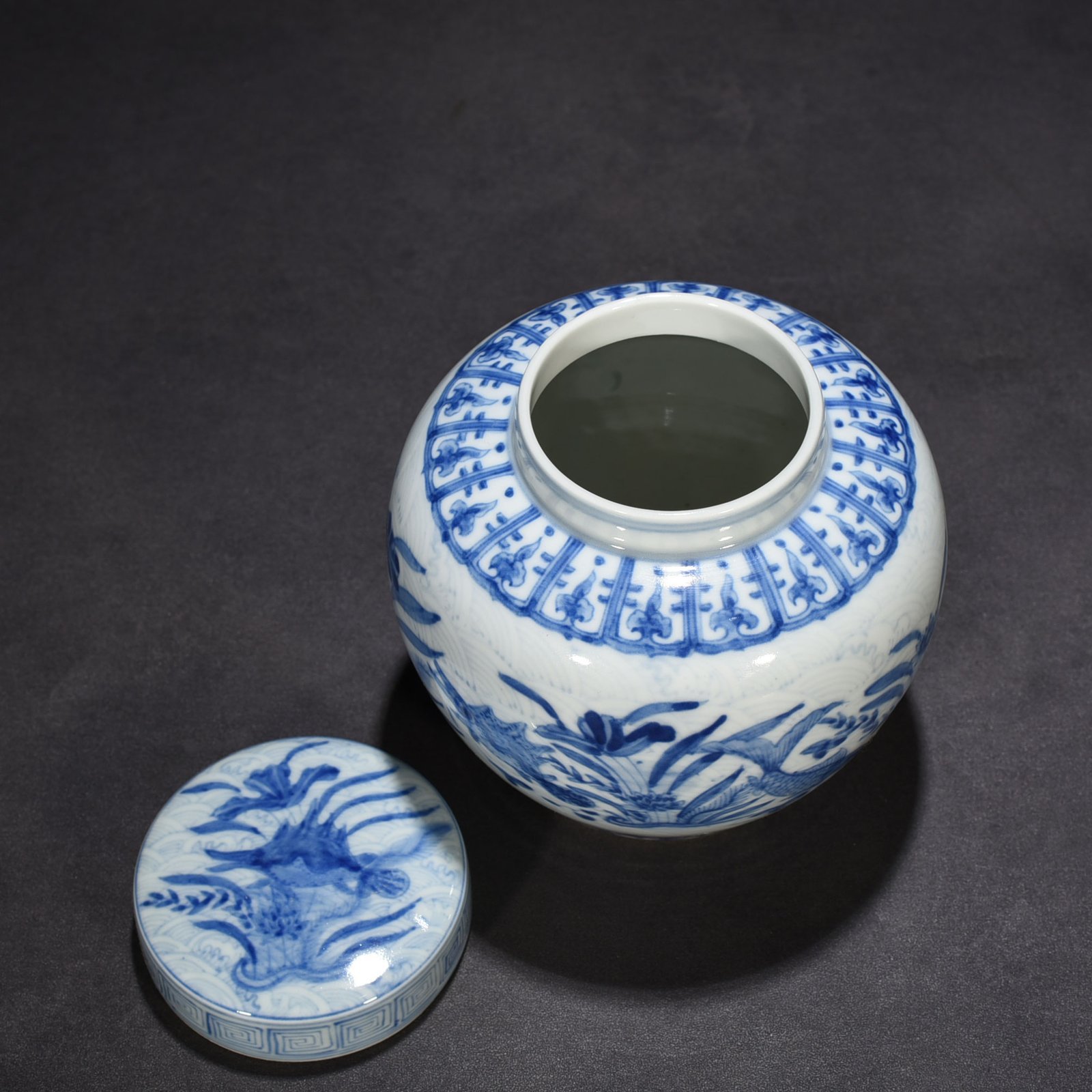 Ming Dynasty Chenghua blue and white fish and algae lid jar