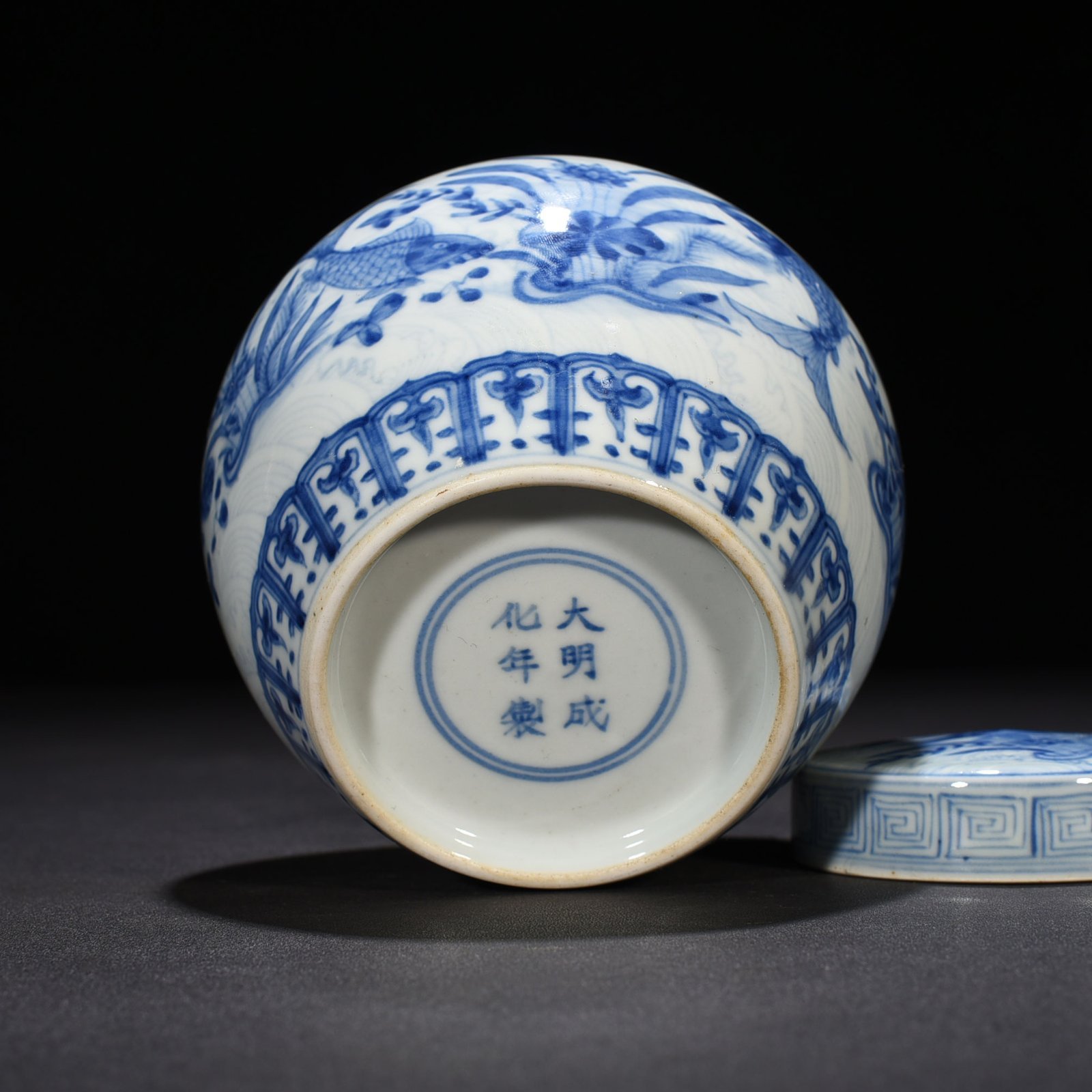 Ming Dynasty Chenghua blue and white fish and algae lid jar