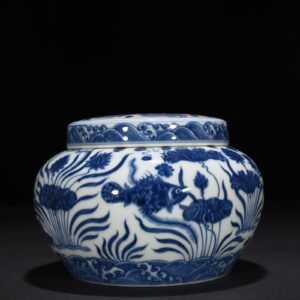 Ming Dynasty Chenghua blue and white fish and algae lid jar