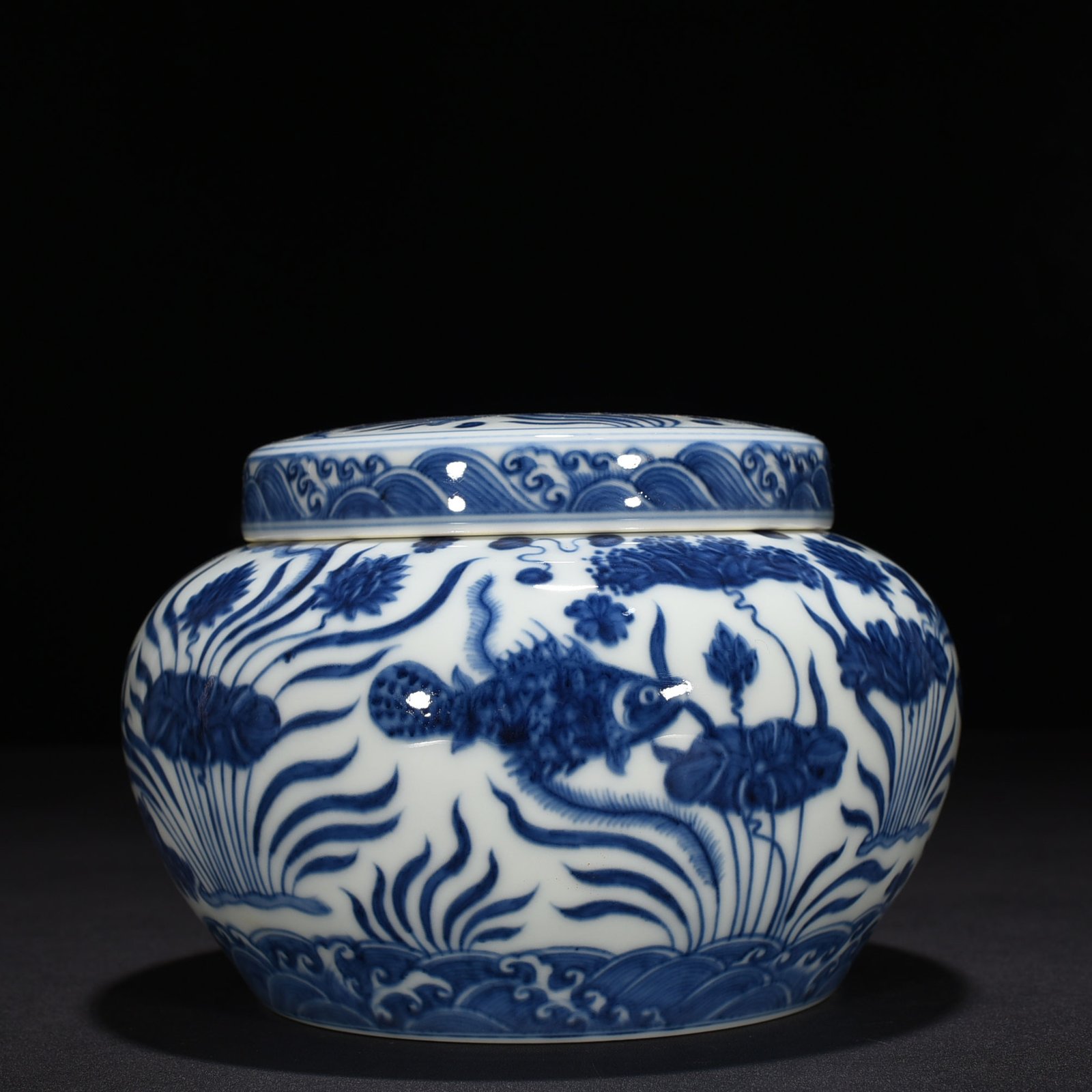 Ming Dynasty Chenghua blue and white fish and algae lid jar
