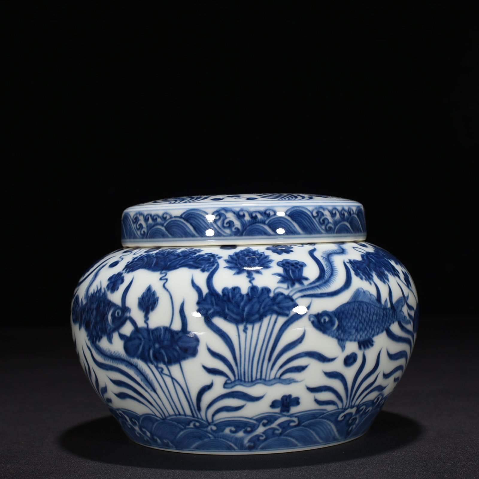 Ming Dynasty Chenghua blue and white fish and algae lid jar
