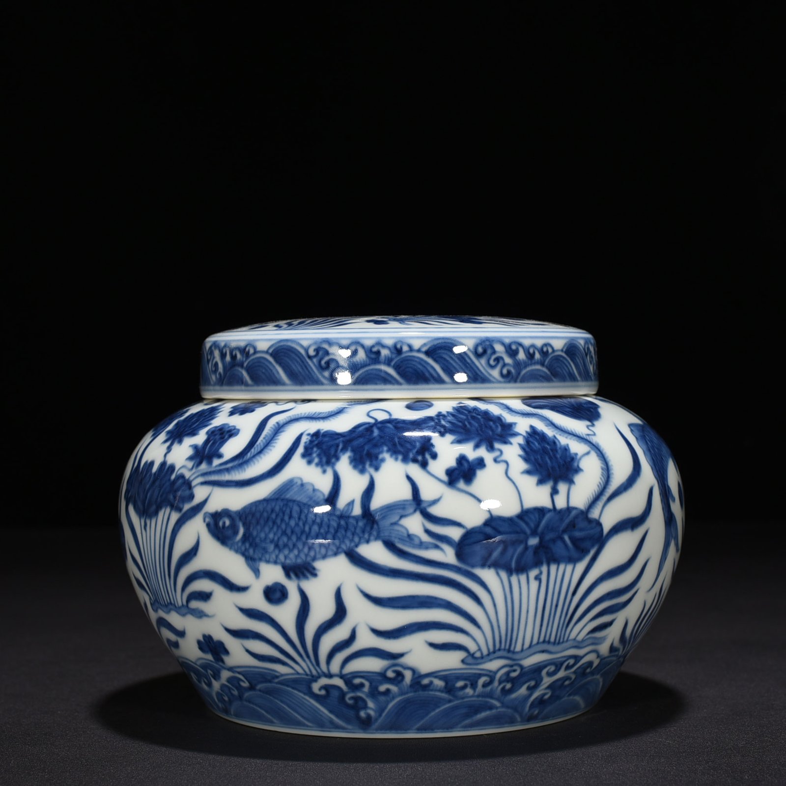 Ming Dynasty Chenghua blue and white fish and algae lid jar