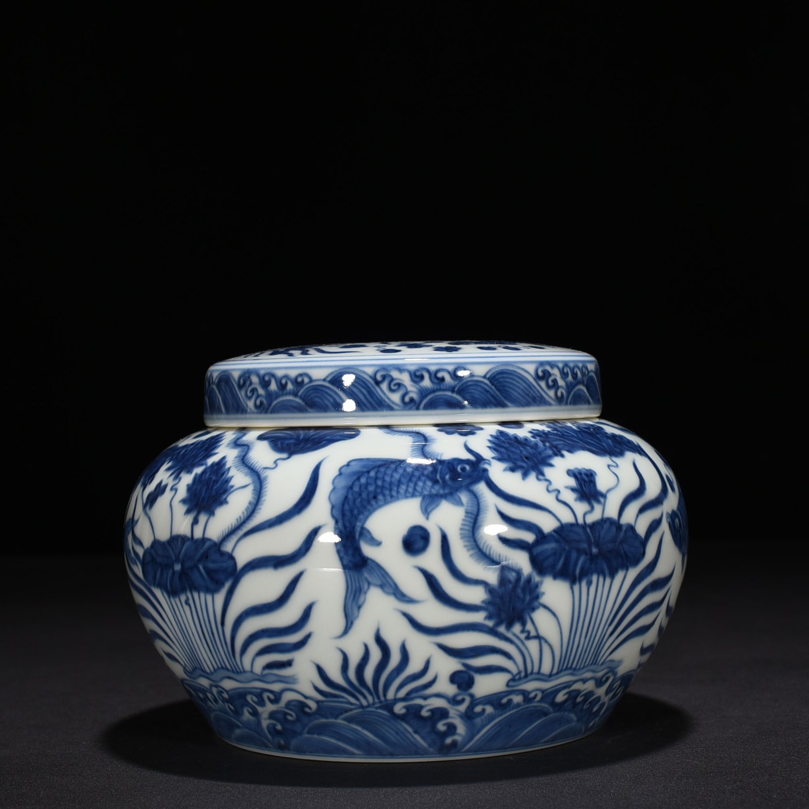 Ming Dynasty Chenghua blue and white fish and algae lid jar