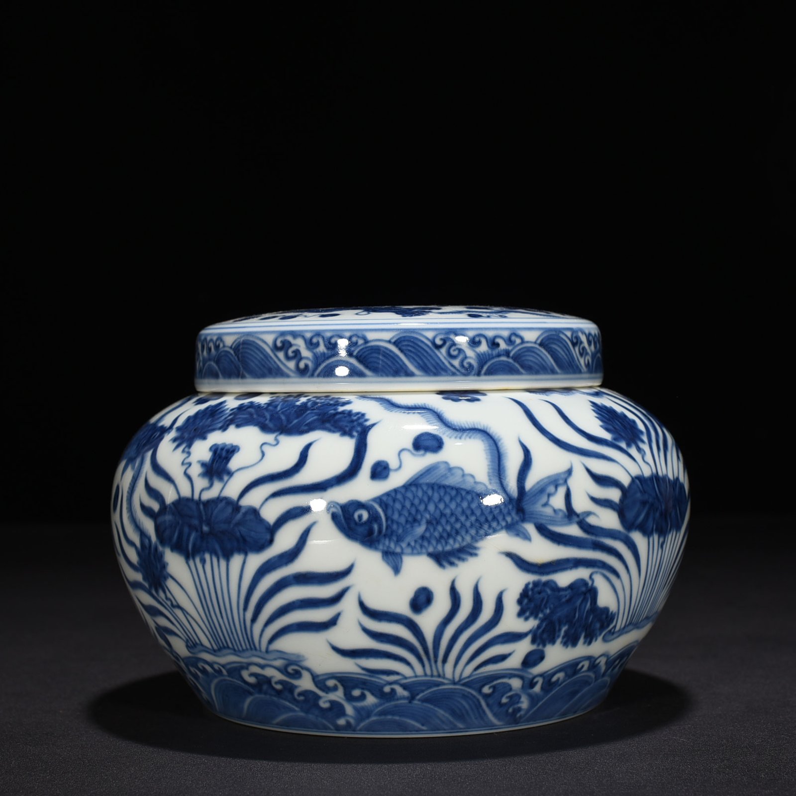 Ming Dynasty Chenghua blue and white fish and algae lid jar