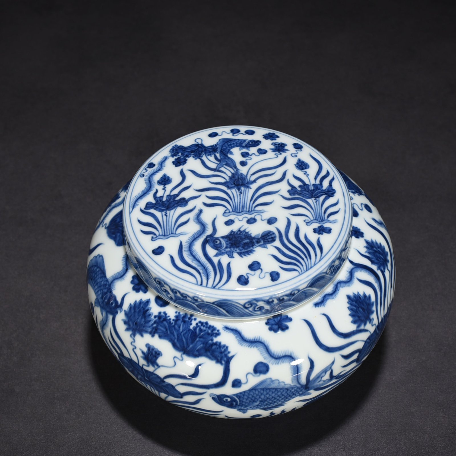 Ming Dynasty Chenghua blue and white fish and algae lid jar
