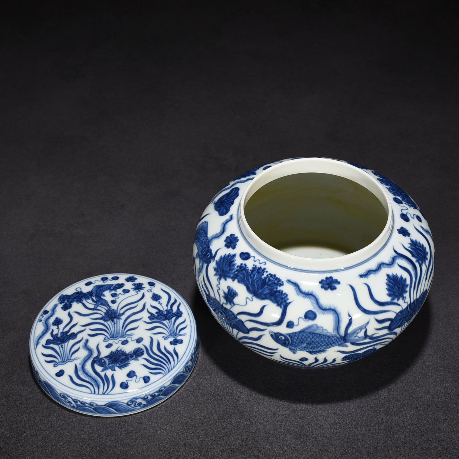 Ming Dynasty Chenghua blue and white fish and algae lid jar