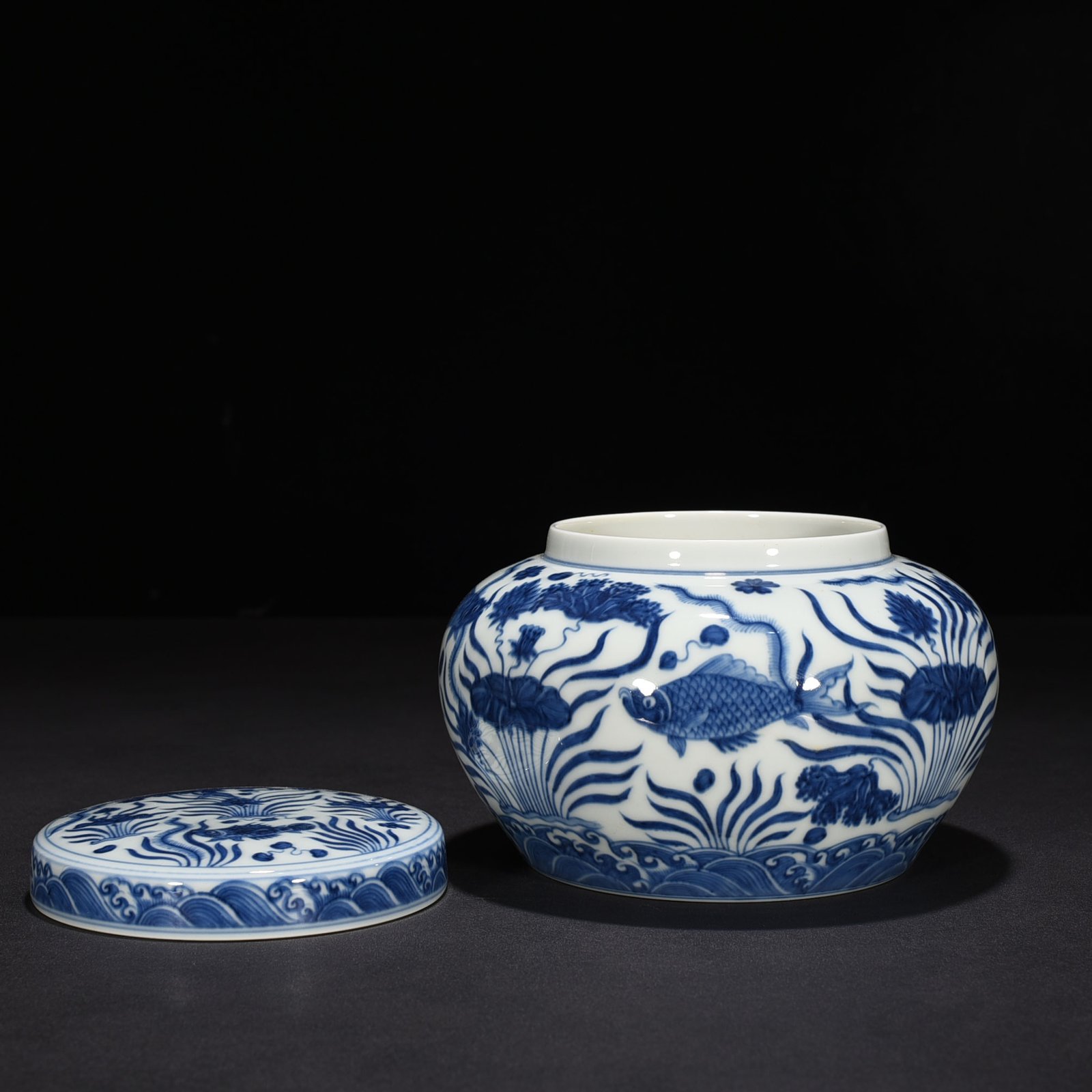Ming Dynasty Chenghua blue and white fish and algae lid jar