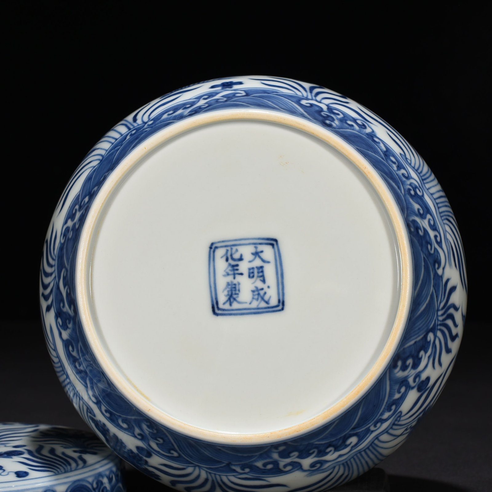Ming Dynasty Chenghua blue and white fish and algae lid jar