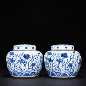 Ming Dynasty Chenghua blue and white fish algae lotus and flower jar