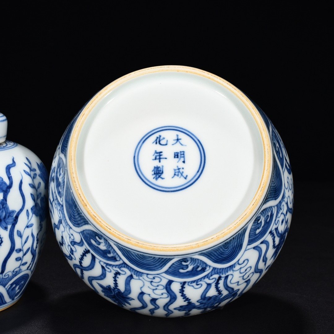 Ming Dynasty Chenghua blue and white fish algae lotus and flower jar