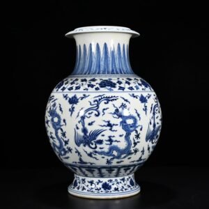 Ming Dynasty Chenghua blue and white dragon and phoenix plate mouth vase