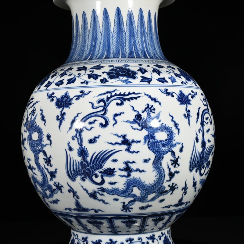 Ming Dynasty Chenghua blue and white dragon and phoenix plate mouth vase