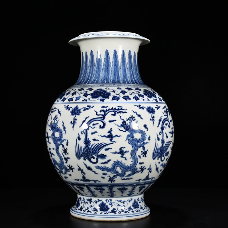 Ming Dynasty Chenghua blue and white dragon and phoenix plate mouth vase