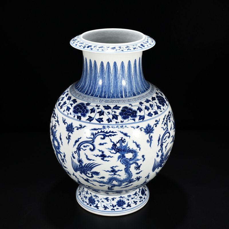Ming Dynasty Chenghua blue and white dragon and phoenix plate mouth vase