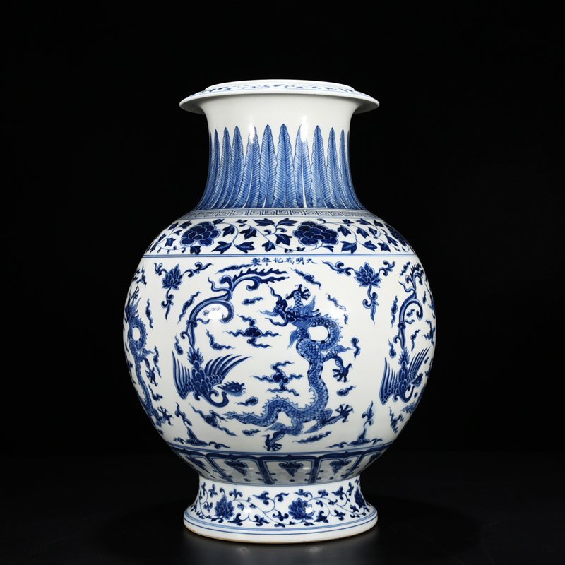 Ming Dynasty Chenghua blue and white dragon and phoenix plate mouth vase
