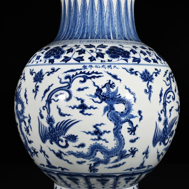 Ming Dynasty Chenghua blue and white dragon and phoenix plate mouth vase