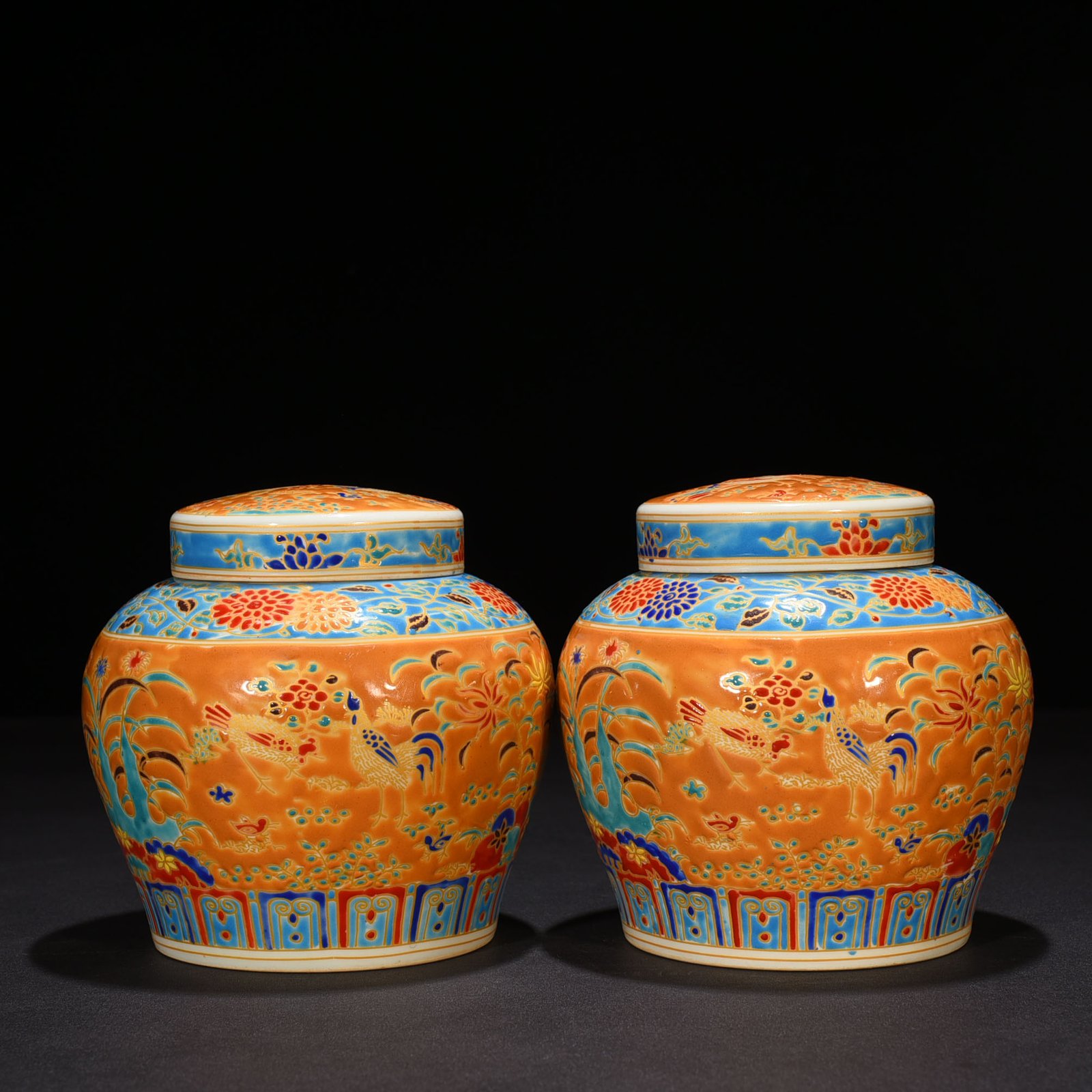 Ming Dynasty Chenghua multi-colored gold-painted yellow ground family portrait hen lid jar