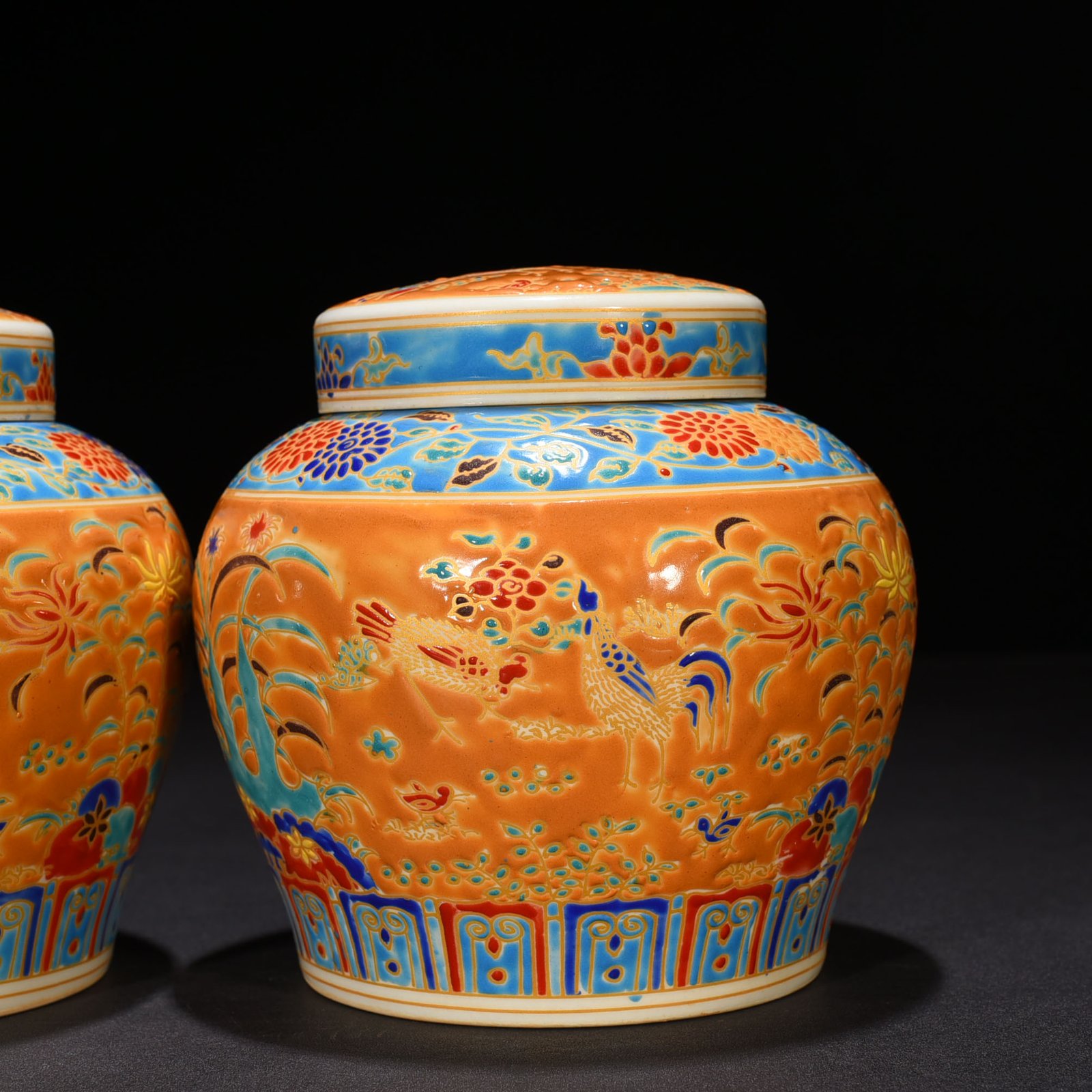Ming Dynasty Chenghua multi-colored gold-painted yellow ground family portrait hen lid jar