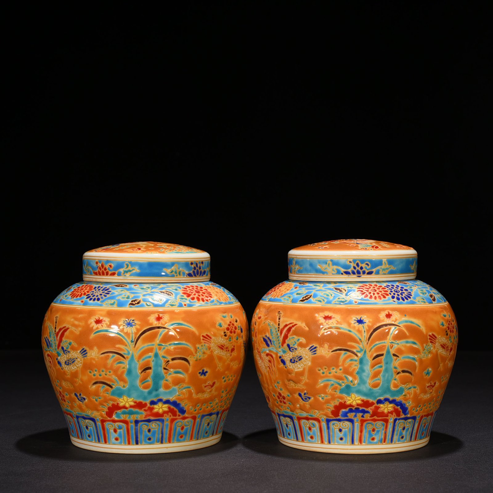 Ming Dynasty Chenghua multi-colored gold-painted yellow ground family portrait hen lid jar