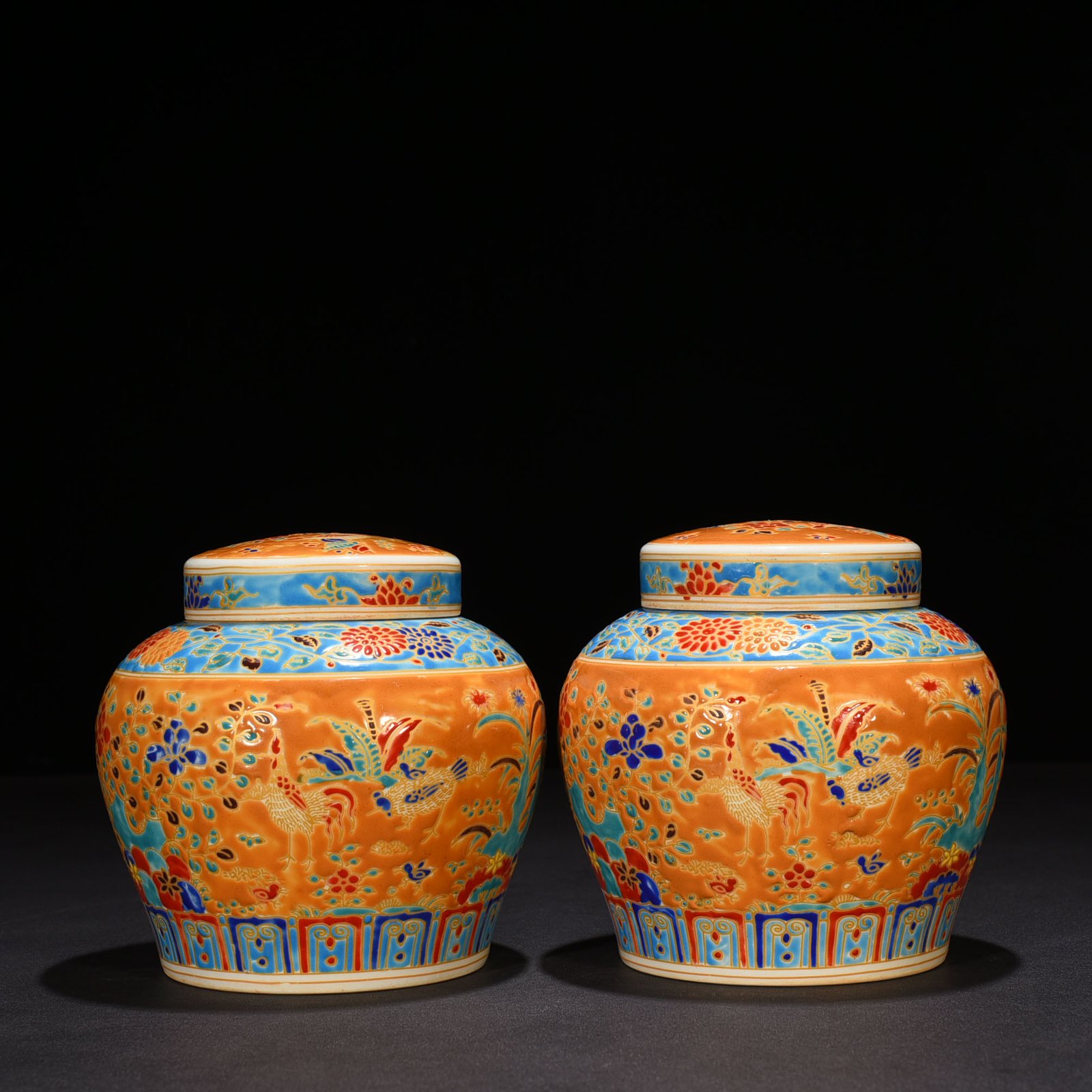 Ming Dynasty Chenghua multi-colored gold-painted yellow ground family portrait hen lid jar