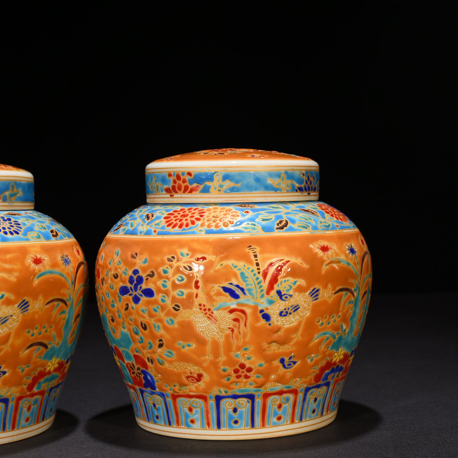Ming Dynasty Chenghua multi-colored gold-painted yellow ground family portrait hen lid jar