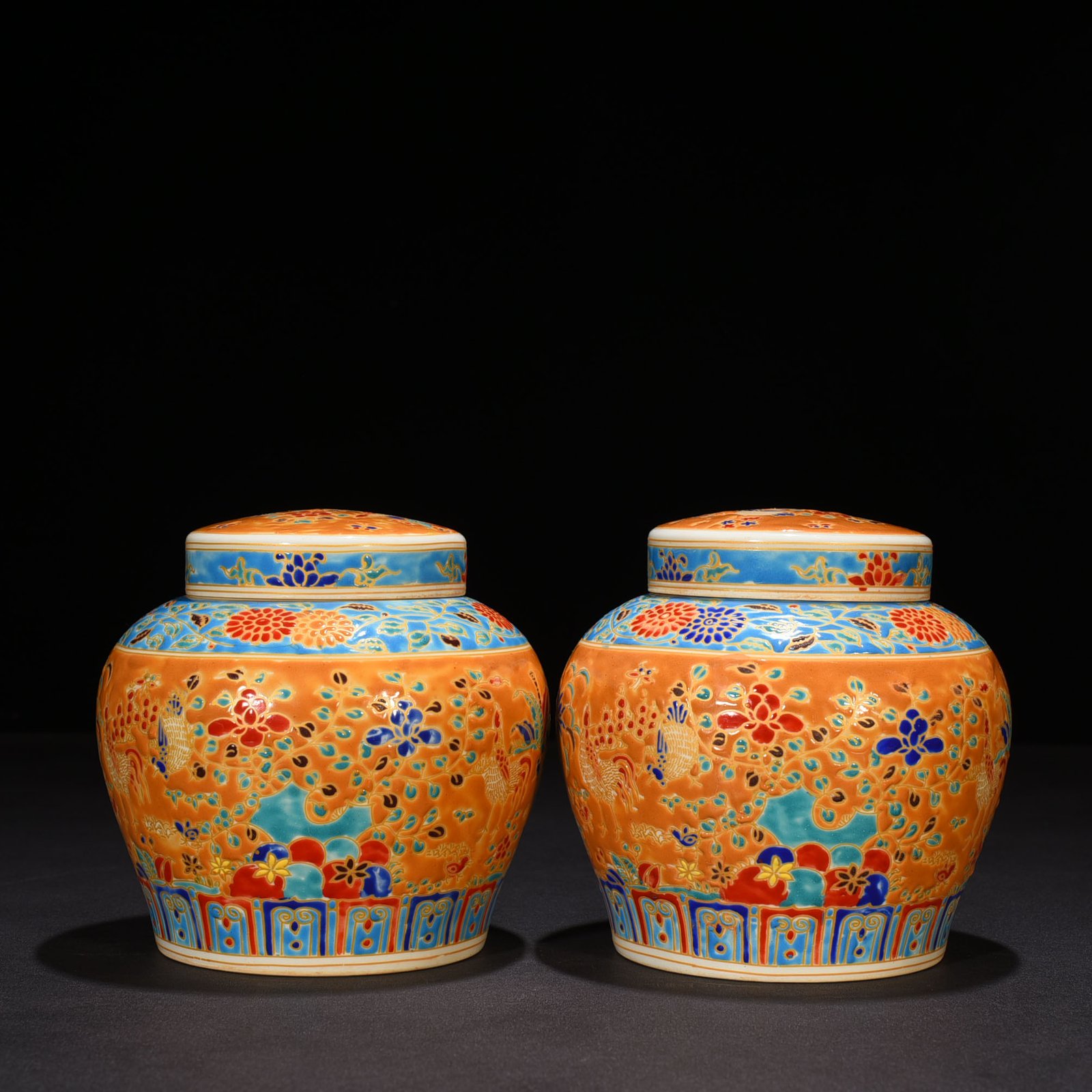 Ming Dynasty Chenghua multi-colored gold-painted yellow ground family portrait hen lid jar