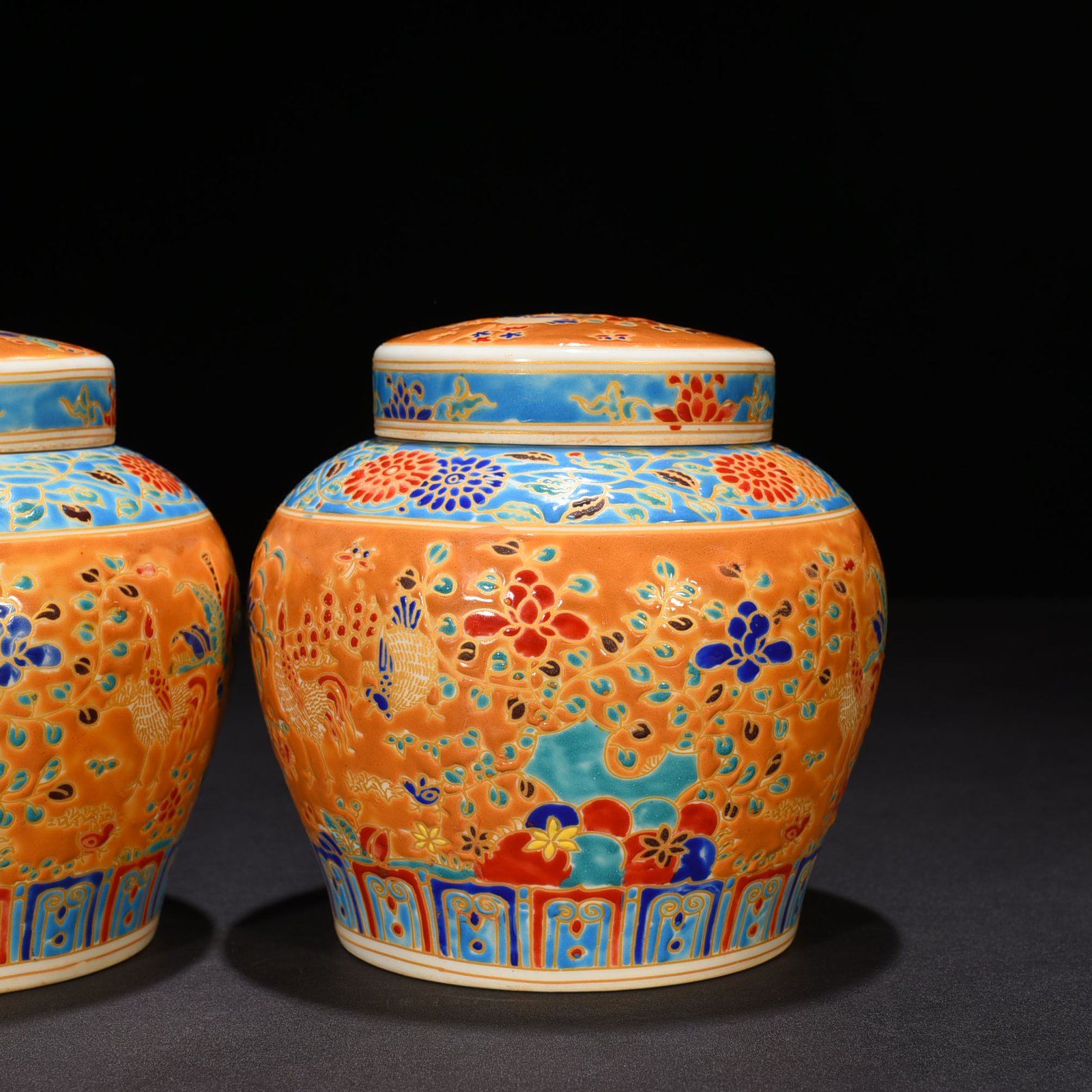 Ming Dynasty Chenghua multi-colored gold-painted yellow ground family portrait hen lid jar