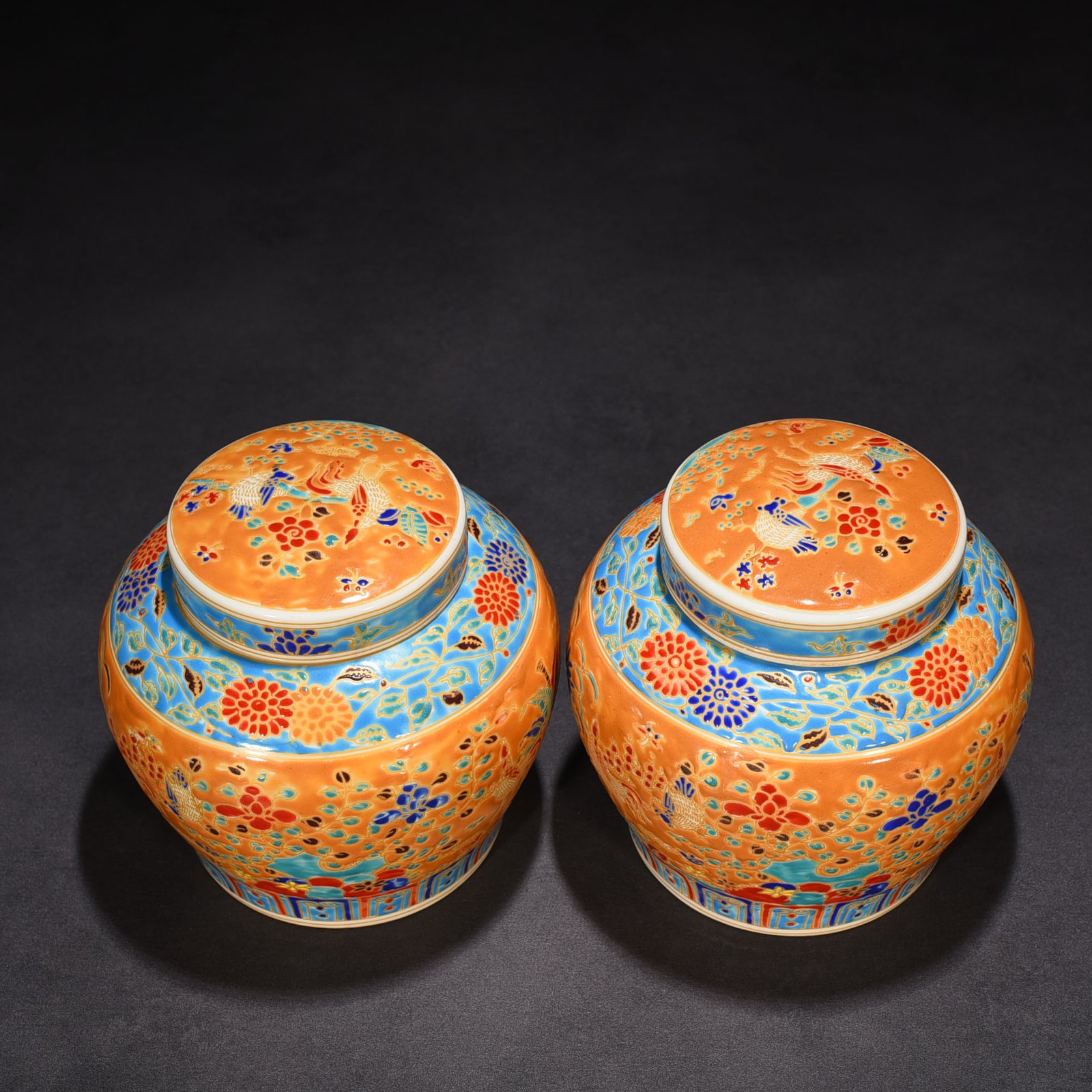 Ming Dynasty Chenghua multi-colored gold-painted yellow ground family portrait hen lid jar