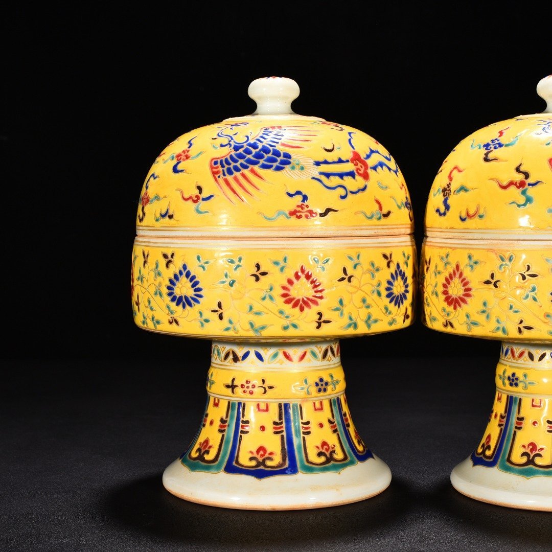 Ming Dynasty Chenghua five-color golden phoenix pocket on yellow ground