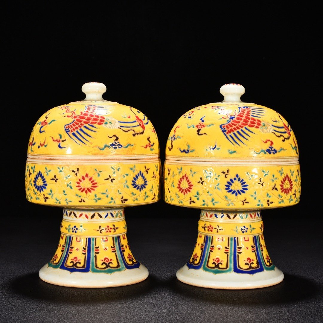 Ming Dynasty Chenghua five-color golden phoenix pocket on yellow ground