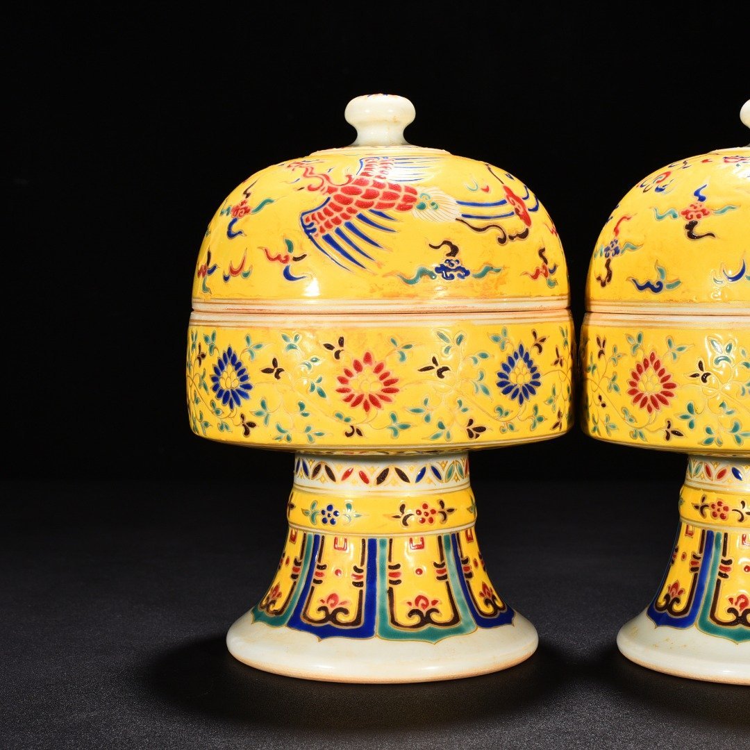 Ming Dynasty Chenghua five-color golden phoenix pocket on yellow ground