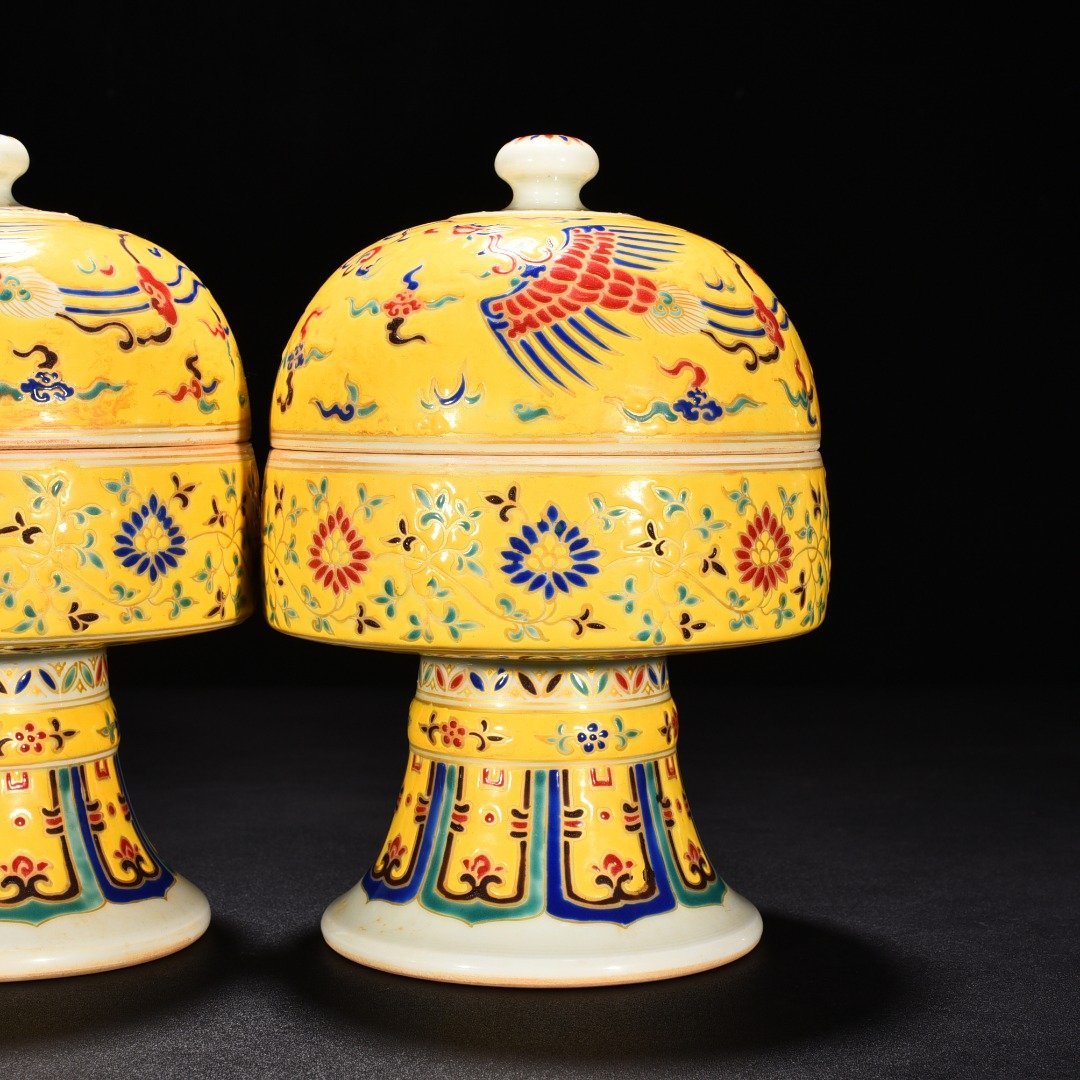 Ming Dynasty Chenghua five-color golden phoenix pocket on yellow ground