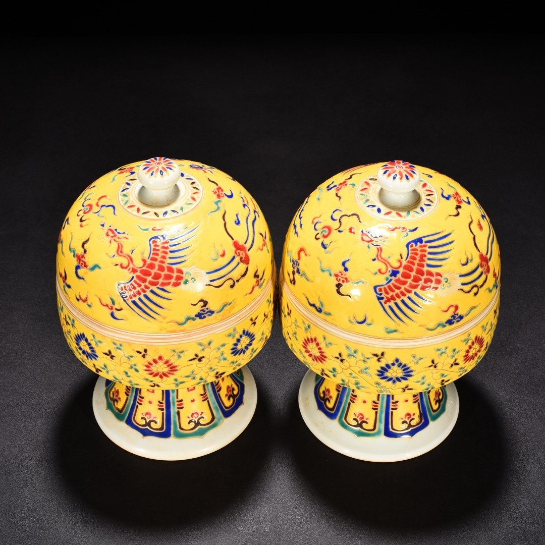 Ming Dynasty Chenghua five-color golden phoenix pocket on yellow ground