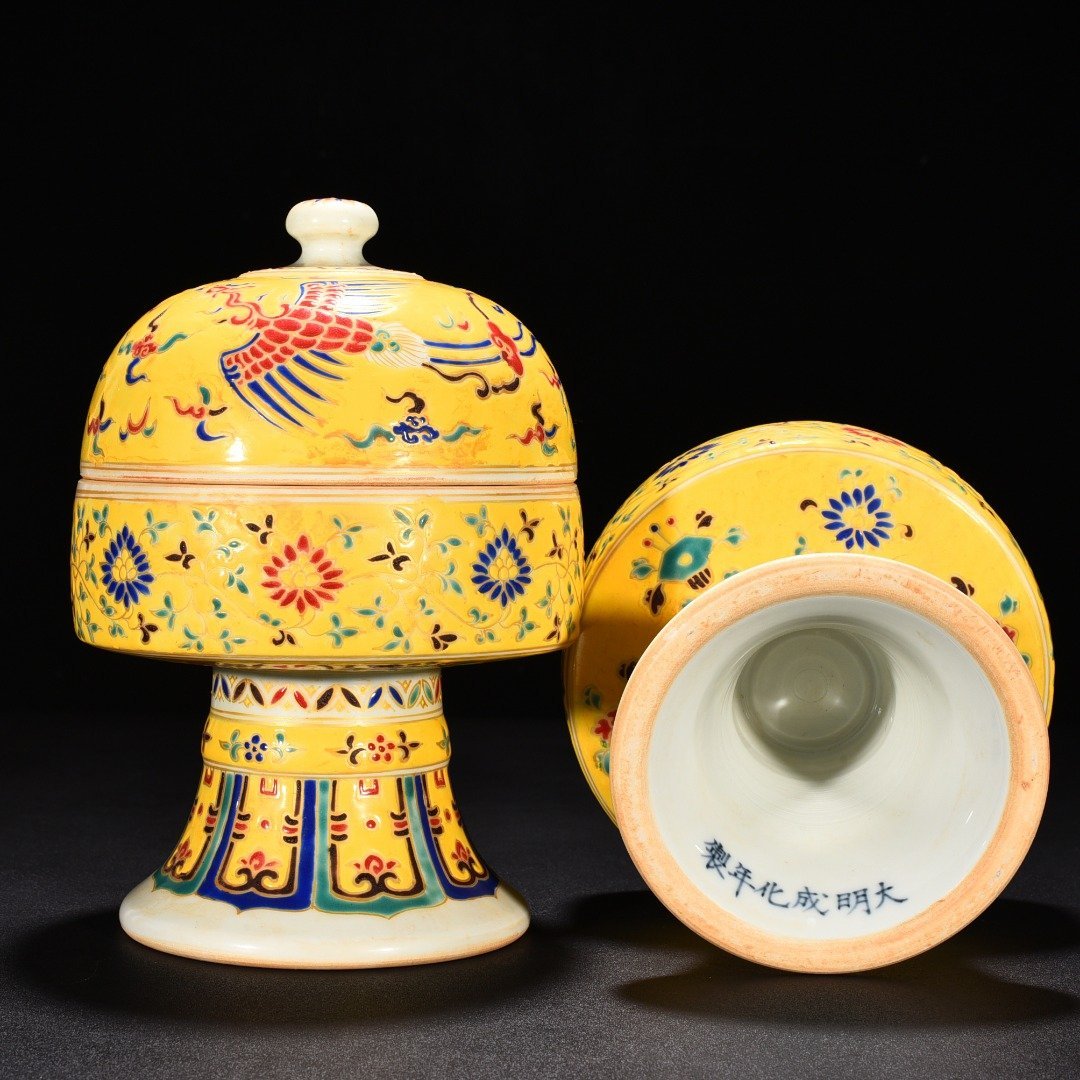 Ming Dynasty Chenghua five-color golden phoenix pocket on yellow ground