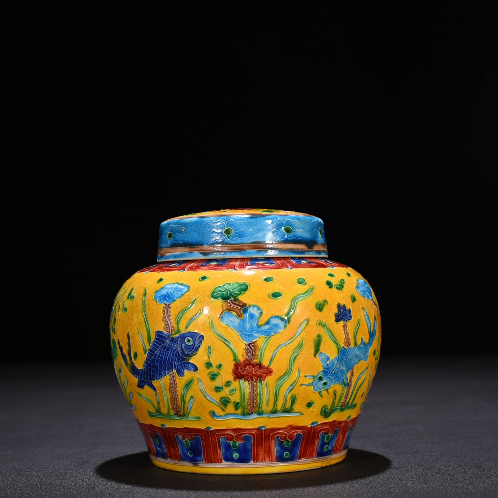 Ming Dynasty Chenghua yellow ground enamel sky-shaped jar with fish and algae