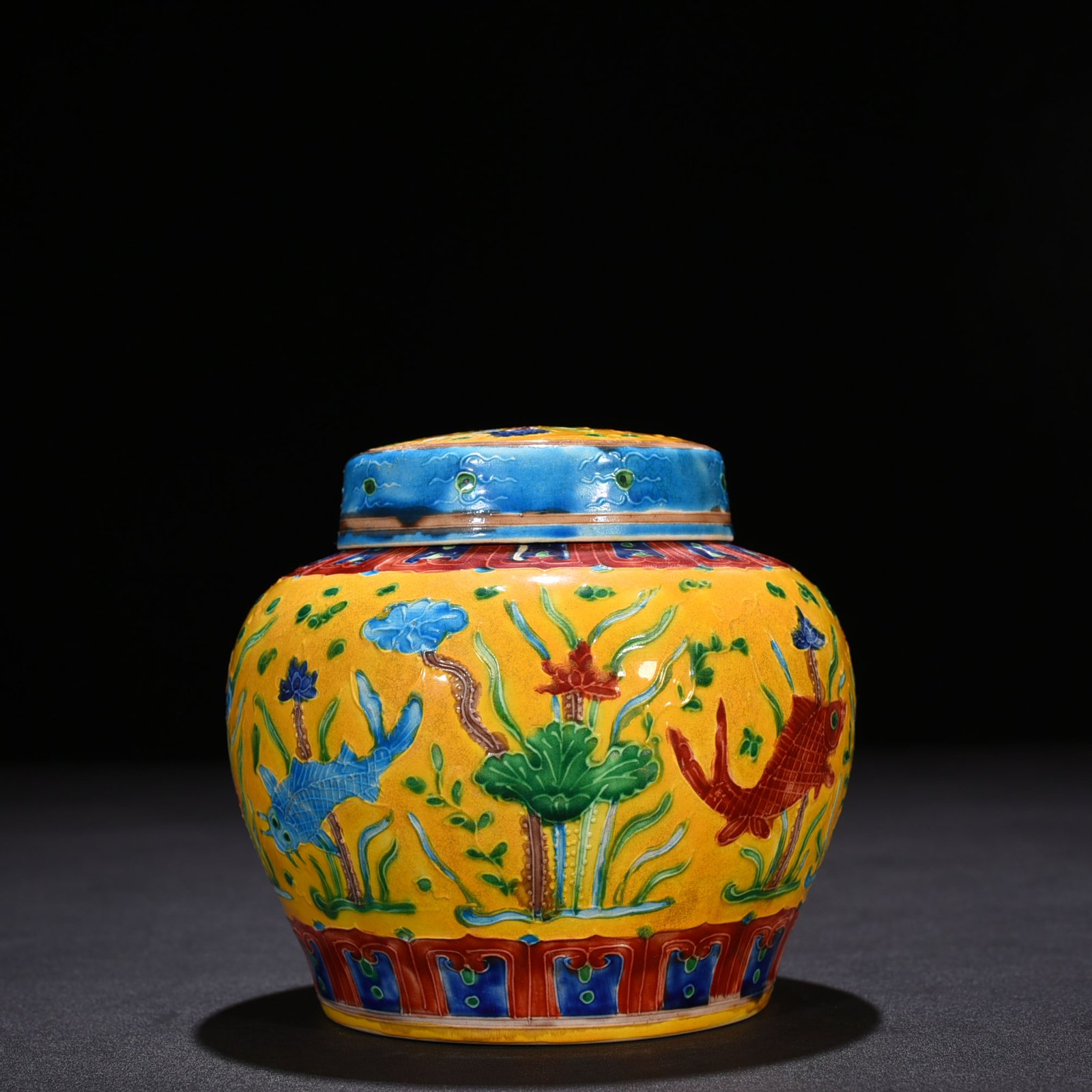 Ming Dynasty Chenghua yellow ground enamel sky-shaped jar with fish and algae