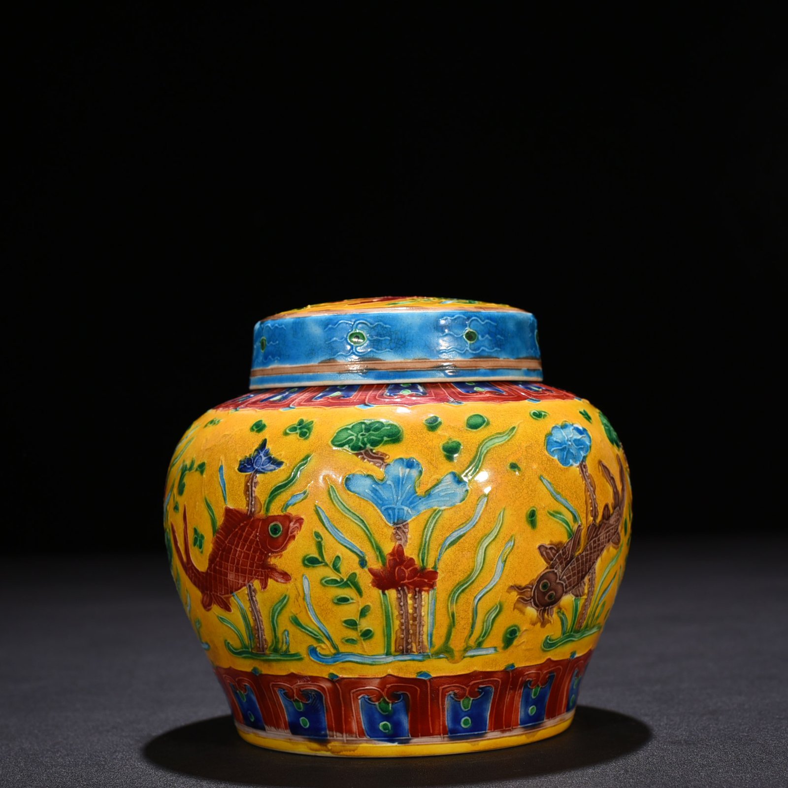 Ming Dynasty Chenghua yellow ground enamel sky-shaped jar with fish and algae