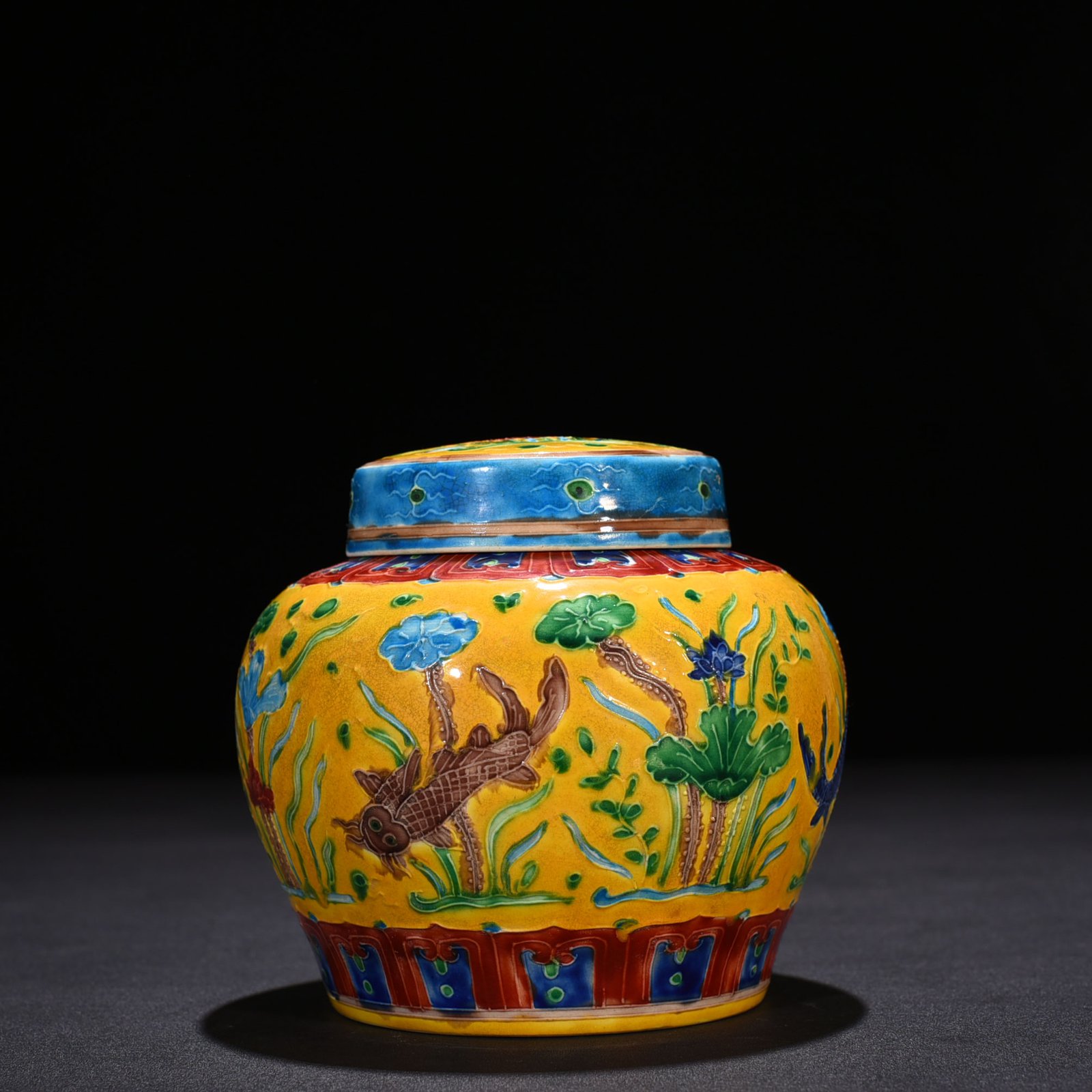 Ming Dynasty Chenghua yellow ground enamel sky-shaped jar with fish and algae