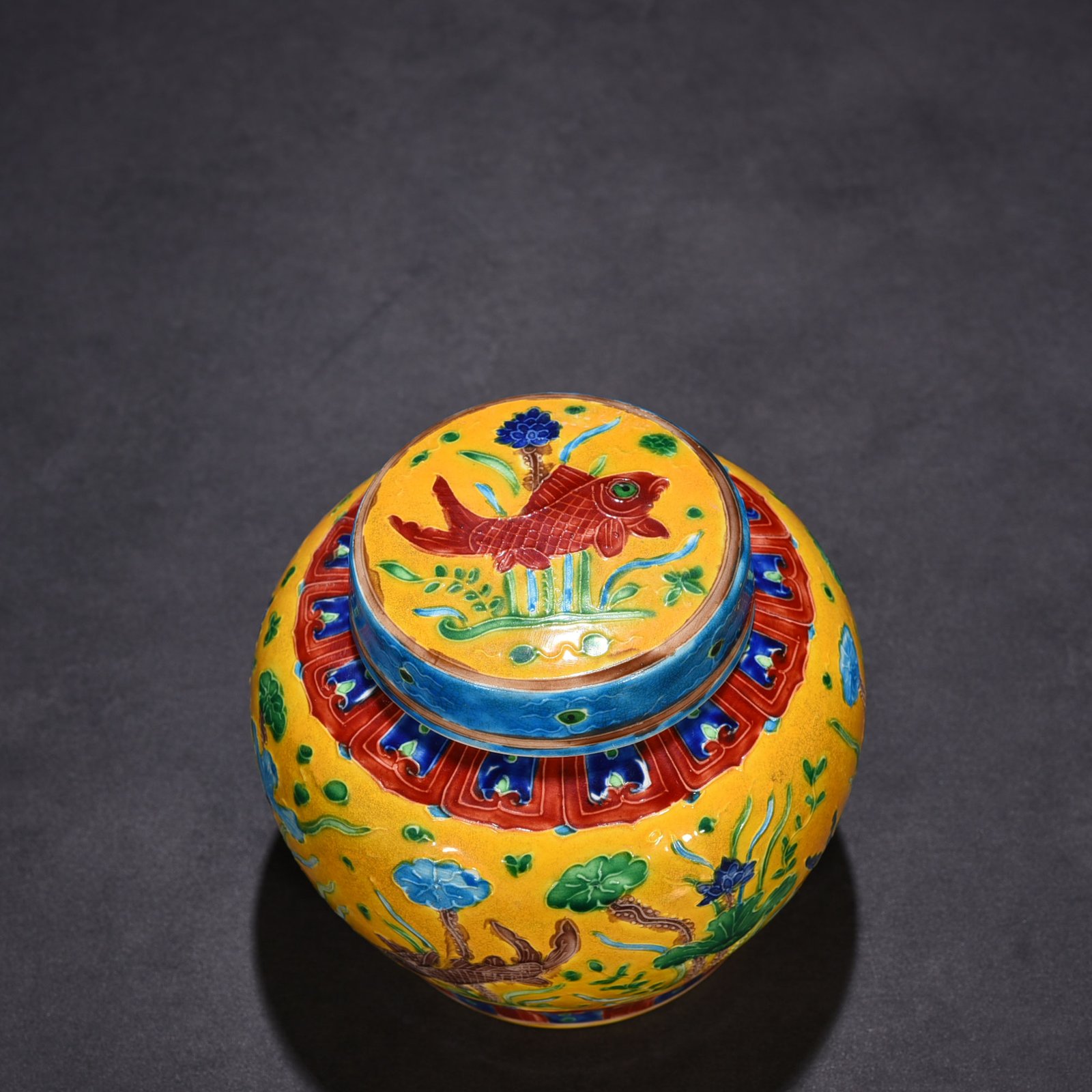 Ming Dynasty Chenghua yellow ground enamel sky-shaped jar with fish and algae