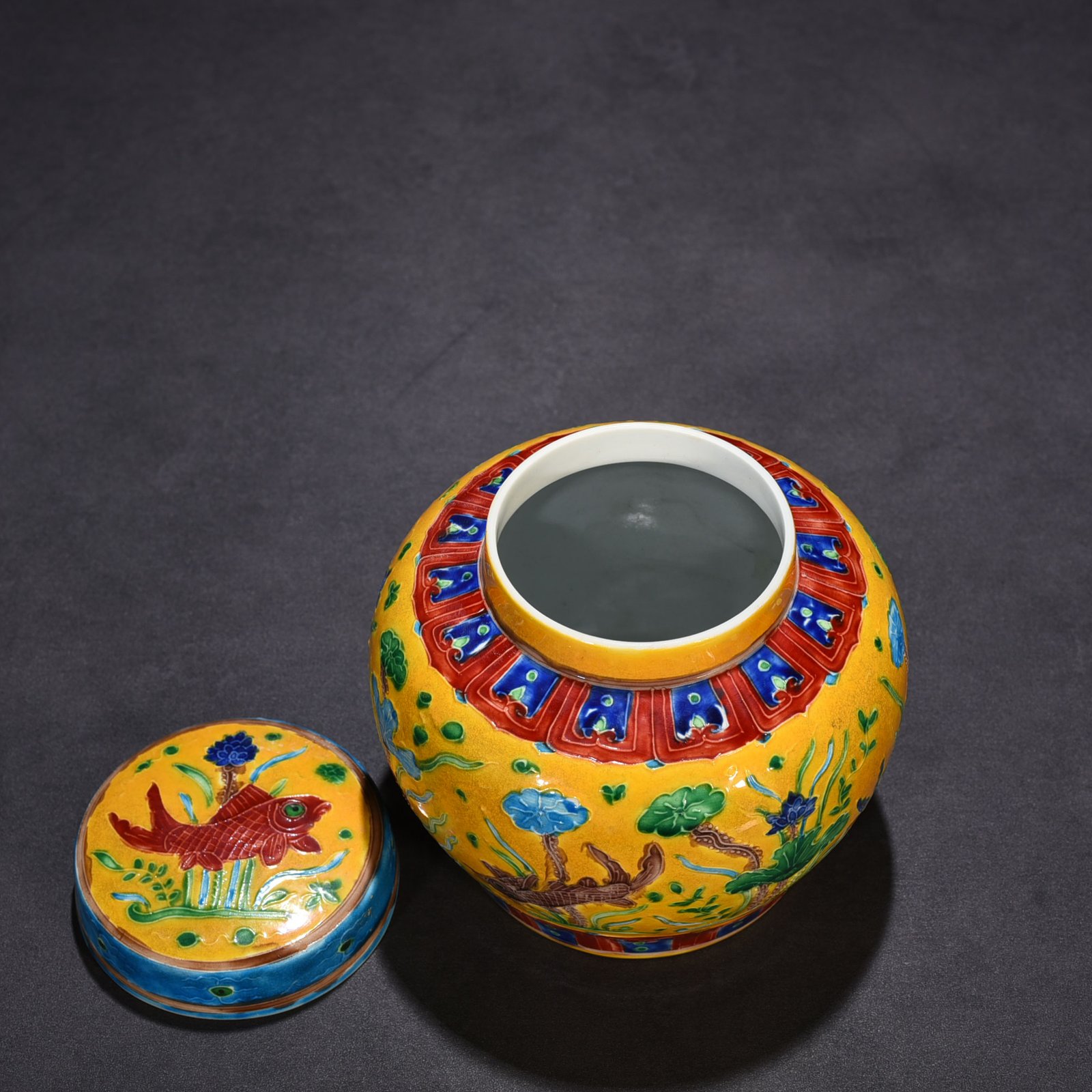 Ming Dynasty Chenghua yellow ground enamel sky-shaped jar with fish and algae