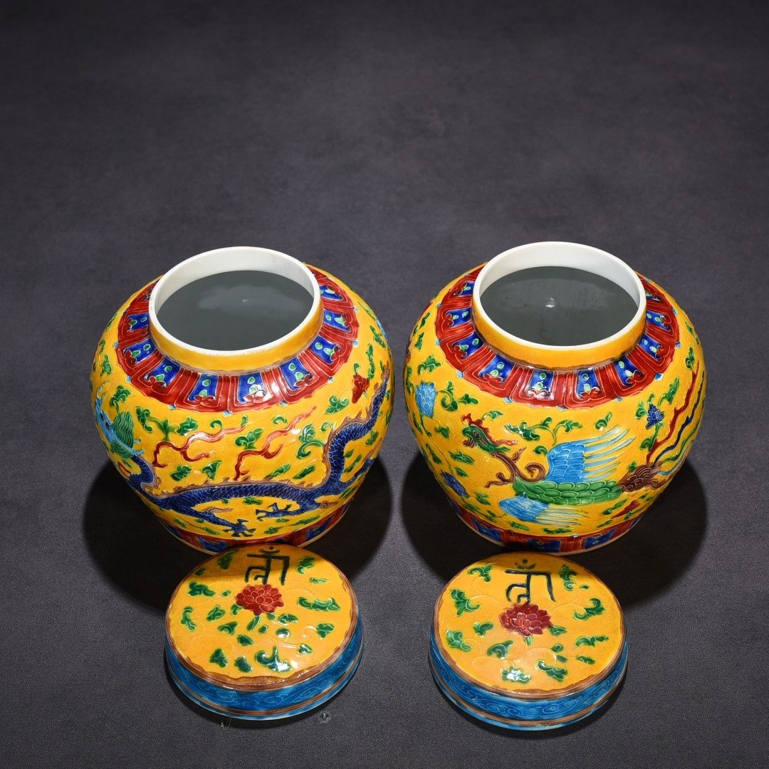 Ming Dynasty Chenghua yellow ground enamel sky-shaped jar with colorful