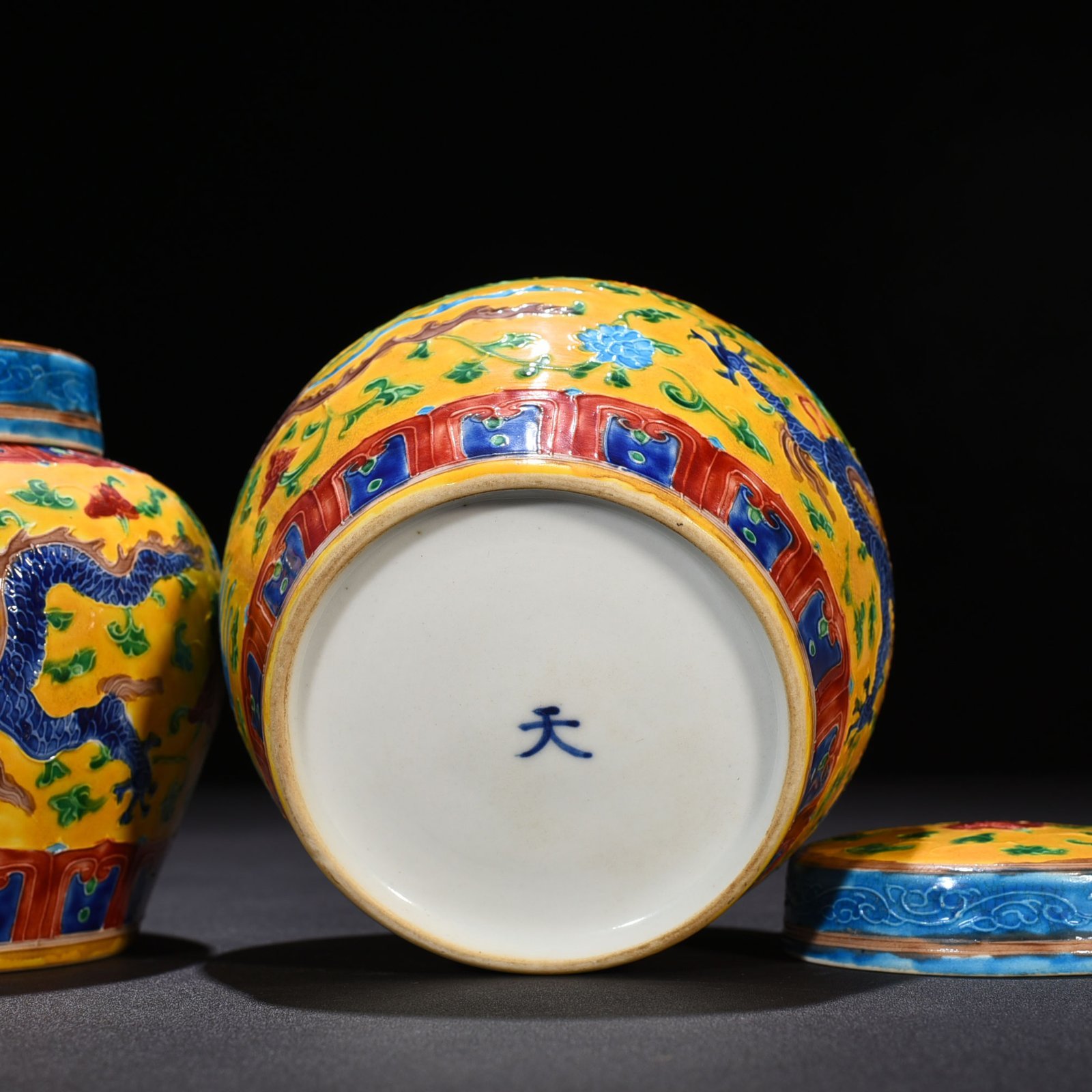 Ming Dynasty Chenghua yellow ground enamel sky-shaped jar with colorful