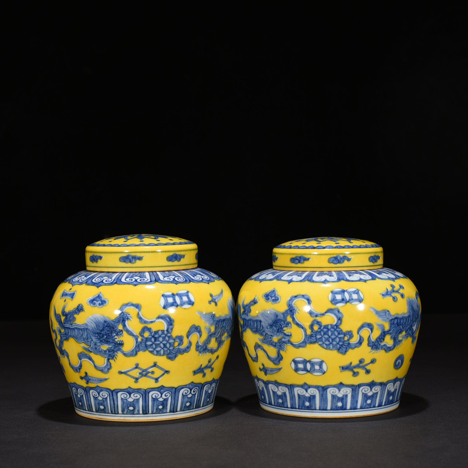 Ming Dynasty Chenghua yellow ground blue and white lion rolling hydrangea sky-shaped jar