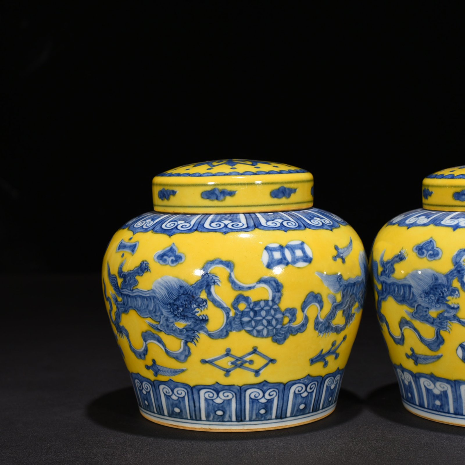 Ming Dynasty Chenghua yellow ground blue and white lion rolling hydrangea sky-shaped jar